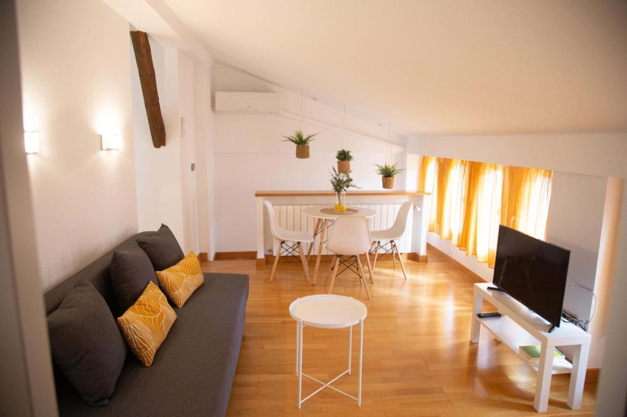 Rajabai Apartment Almansa Bagian luar foto