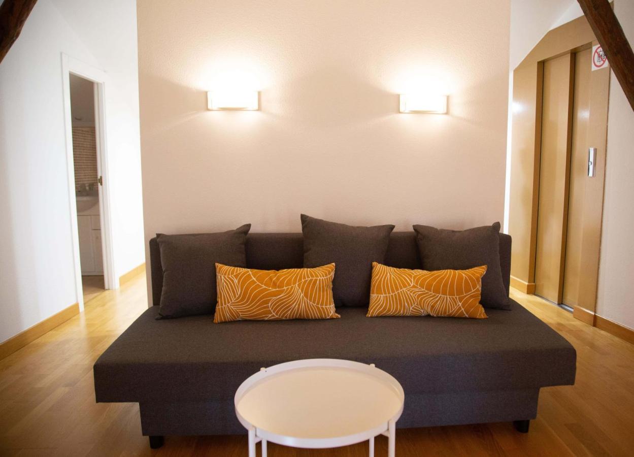 Rajabai Apartment Almansa Bagian luar foto